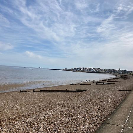 Seaview Holiday Rentals - Seawall Уитстейбъл Екстериор снимка
