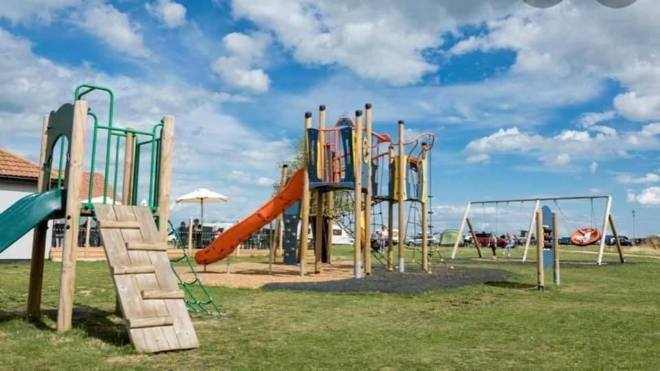 Seaview Holiday Rentals - Seawall Уитстейбъл Екстериор снимка